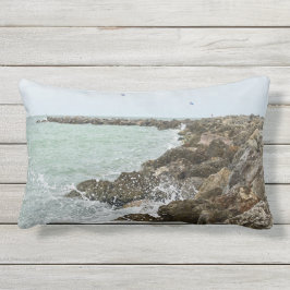 Strandwellen stürzen auf Felsen ab Kissen Für Draußen