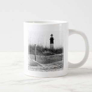 Strandzäune und Leuchtturm Jumbo-Tasse