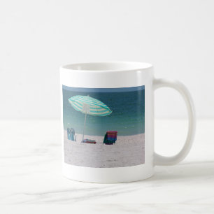 Strandzeit ist nahe kaffeetasse