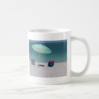 Strandzeit ist nahe kaffeetasse