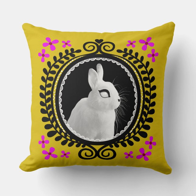Strange White Bunny: Yellow, Magenta, Red, & Black Kissen (Vorderseite)