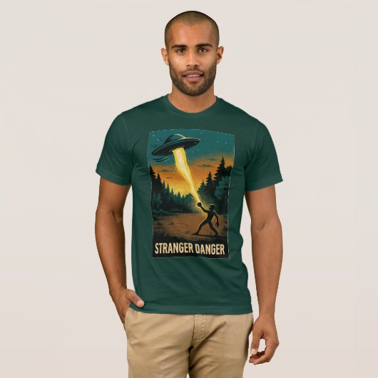 Stranger Danger – Retro Sci-Fi Forest Scene T-Shirt (Vorne ganz)