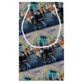 Stranger on the Bus Painting by Alfred Fox Kleine Geschenktüte (Rückseite)