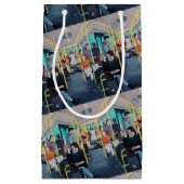 Stranger on the Bus Painting by Alfred Fox Kleine Geschenktüte (Vorderseite)