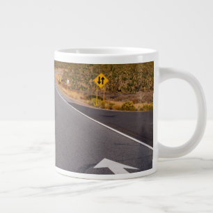 Straße durch den Joshua-Tree-Nationalpark Jumbo-Tasse