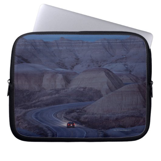 Straße durch Gebirgszug Laptopschutzhülle (Vorderseite)