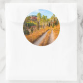 Straße durch Herbstfarben Runder Aufkleber (Tasche)