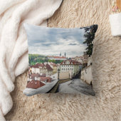 Straße im Stadtzentrum von Prag Kissen (Decke)