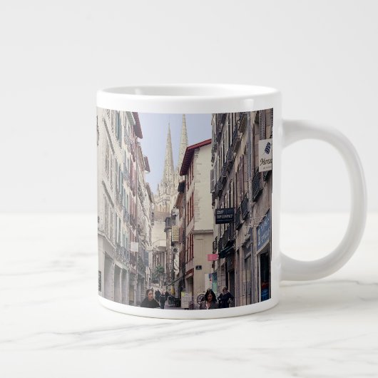 Straße in Bayonne Jumbo-Tasse (Rechts)