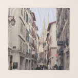 Straße in Bayonne Schal<br><div class="desc">Das Originalfoto von ZoeSPEAK auf diesem Platz Chiffon Scarf wurde in Bayonne, Frankreich, aufgenommen und sah eine der schönen Straßen der Stadt, die von Geschäften gesäumt ist und einen Blick auf die Kathedrale bietet. Das Bajonett wurde in Bayonne erfunden.</div>