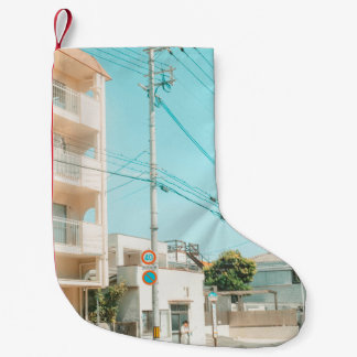 STRASSE IN DER NÄHE KLEINER WEIHNACHTSSTRUMPF
