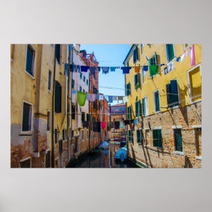 Straße in Venedig mit gewaschener Wäsche Italien Poster
