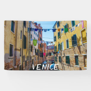 Straße in Venedig mit Wäsche waschen Kleider Itali Banner