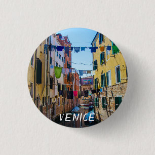 Straße in Venedig mit Wäsche waschen Kleider Itali Button