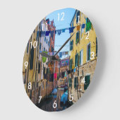 Straße in Venedig mit Wäsche waschen Kleider Itali Große Wanduhr (Winkel)