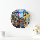 Straße in Venedig mit Wäsche waschen Kleider Itali Große Wanduhr (Zuhause)