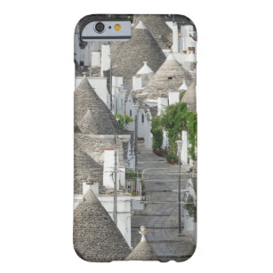 Straße mit trulli Häusern in Alberobello, Puglia Barely There iPhone 6 Hülle