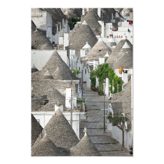 Straße mit Trulli Häusern in Alberobello, Puglia Fotodruck (Vorne)
