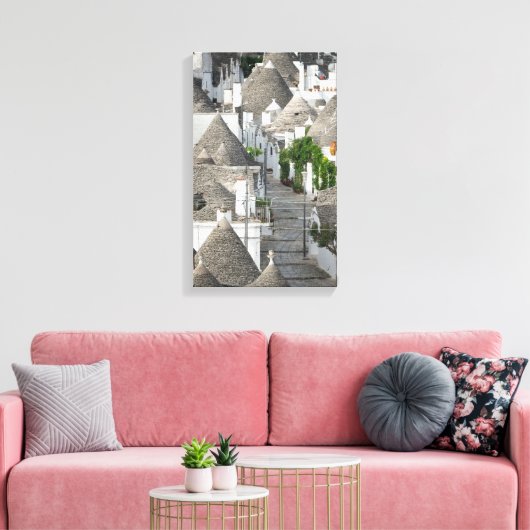 Straße mit Trulli Häusern in Alberobello, Puglia Leinwanddruck (Insitu (Wohnzimmer))