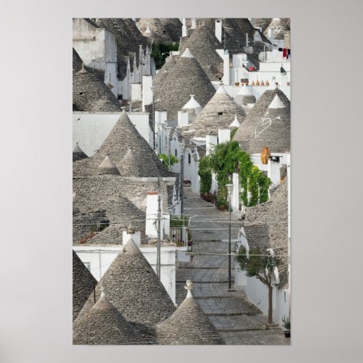 Straße mit Trulli Häusern in Alberobello, Puglia Poster (Vorne)