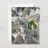 Straße mit Trulli Häusern in Alberobello, Puglia Postkarte (Vorne/Hinten)