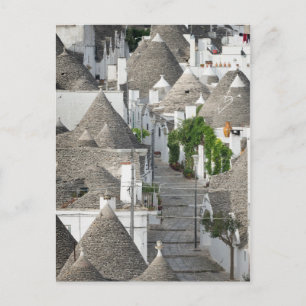 Straße mit Trulli Häusern in Alberobello, Puglia Postkarte