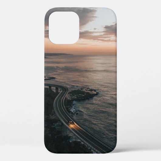 Straße neben einem Gewässer Case-Mate iPhone Hülle (Rückseite)