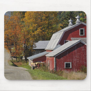 Straße neben einer klassischen ländlichen Scheune/ Mousepad
