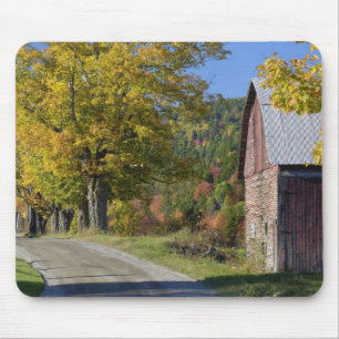 Straße neben einer klassischen ländlichen Scheune/ Mousepad