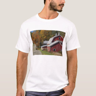 Straße neben einer klassischen ländlichen Scheune/ T-Shirt