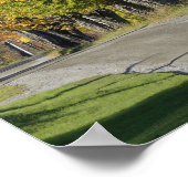 Straße neben klassischer ländlicher Scheune/Bauern Poster (Ecke)