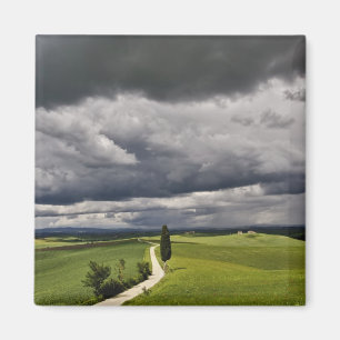 Straße und Gewitterwolken, ländliche Region Toskan Magnet