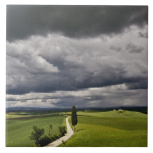 Straße und Sturmwolken, ländliche Region Toskana, Fliese