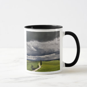 Straße und Sturmwolken, ländliche Region Toskana, Tasse