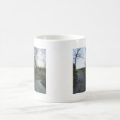 Straße zu Sycharth - Zuhause von Owain Glyndwr Kaffeetasse (Mittel)