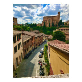 Straße zum Duomo in Siena, Italien Fotodruck