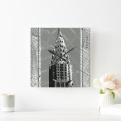 Straßen New Yorks mit dem Empire State Gebäude Quadratische Wanduhr (Zuhause)