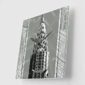 Straßen New Yorks mit dem Empire State Gebäude Quadratische Wanduhr (Winkel)