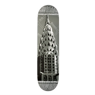 Straßen von New York mit Reich-Staats-Gebäude Skateboard