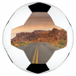 Straßenausflug Sonnenuntergang Fußball
