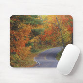 Straßenbahn Herbstbäume im Itasca Staat Park Mousepad (Mit Mouse)