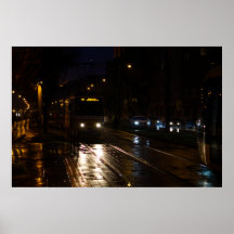 Straßenbahn in regnerischer Nacht