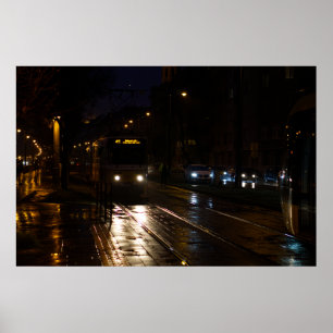 Straßenbahn in regnerischer Nacht Poster