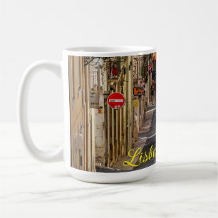 Straßenbahn mit Grafitti, Lissabon, Portugal Kaffeetasse