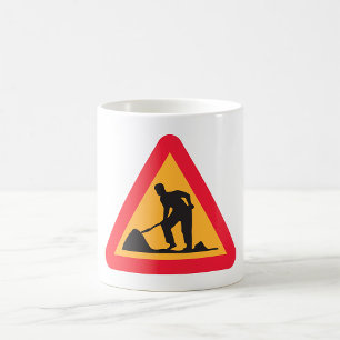 Straßenbauarbeiten vor Schilderbauzone - Warnung Kaffeetasse