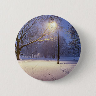 Straßenbeleuchtung und Schneebäume Button