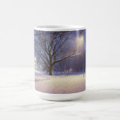 Straßenbeleuchtung und Schneebäume Kaffeetasse (Mittel)