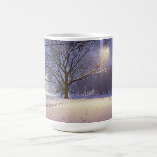 Straßenbeleuchtung und Schneebäume Kaffeetasse (Mittel)