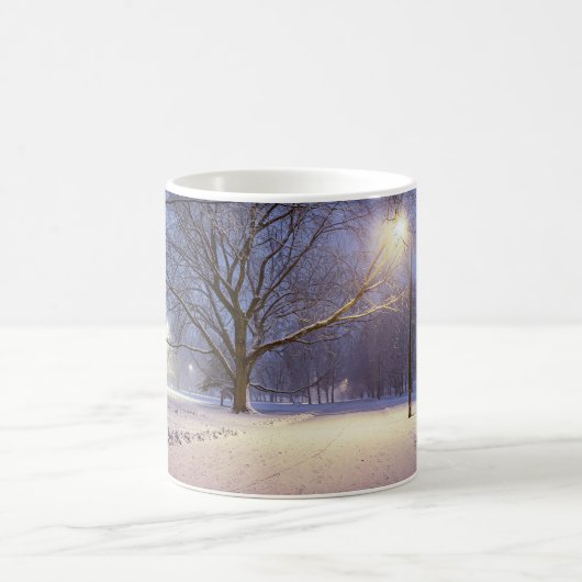 Straßenbeleuchtung und Schneebäume Kaffeetasse (Mittel)