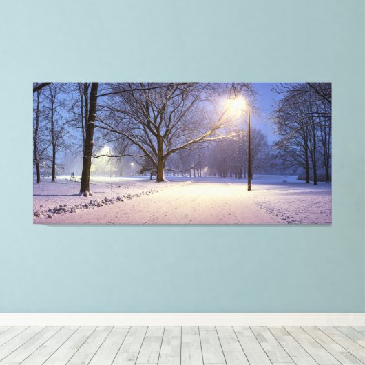 Straßenbeleuchtung und Schneebäume Leinwanddruck (Insitu (Holzboden))